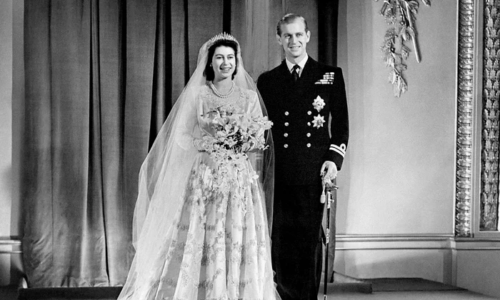 Fotografie de arhivă, din 20 11 1947 cu Prințesa Elisabeta (mai târziu Regina Elisabeta a II a) și Lt  Philip Mountbatten, la Palatul Buckingham, după ceremonia nunții lor, Profimedia 0604356755 jpg