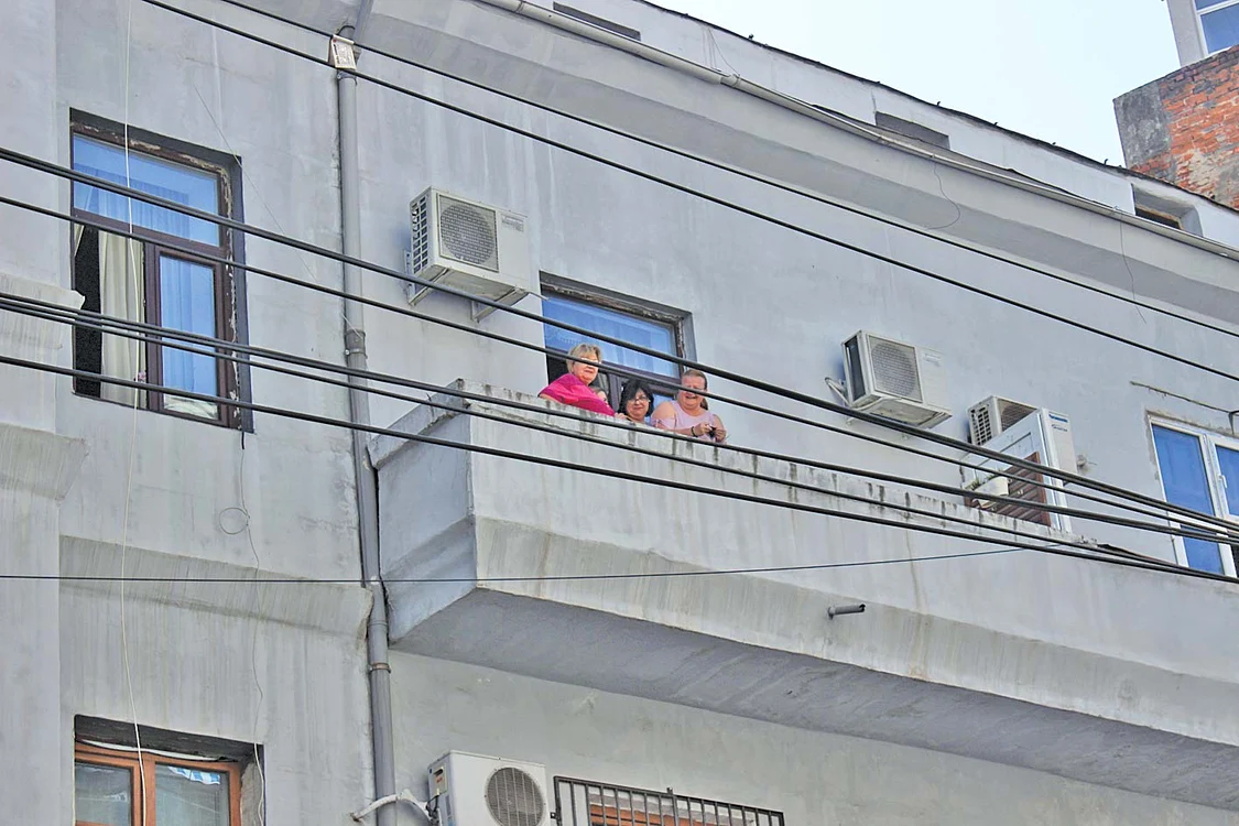 Locatarii au privit de la balcoane agitaţia din zonă