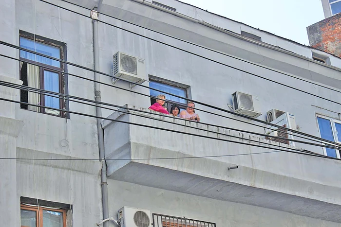 Locatarii au privit de la balcoane agitaţia din zonă