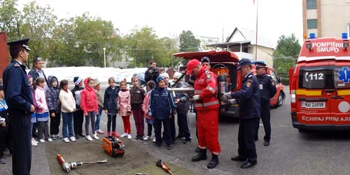 Copiii au fost "ochi şi urechi" la demonstraţiile pompierilor