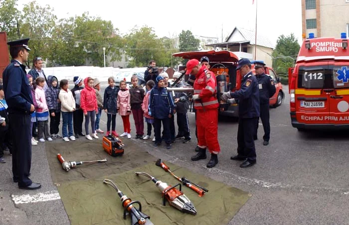 Copiii au fost "ochi şi urechi" la demonstraţiile pompierilor