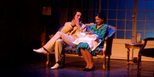 Imagine din spectacolul "Sosesc deseară"