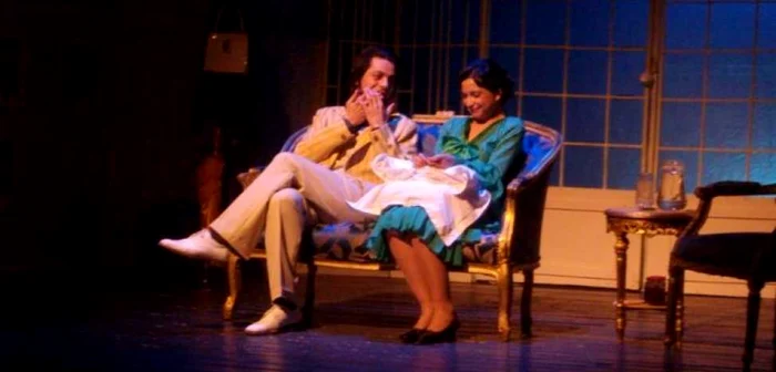 Imagine din spectacolul "Sosesc deseară"