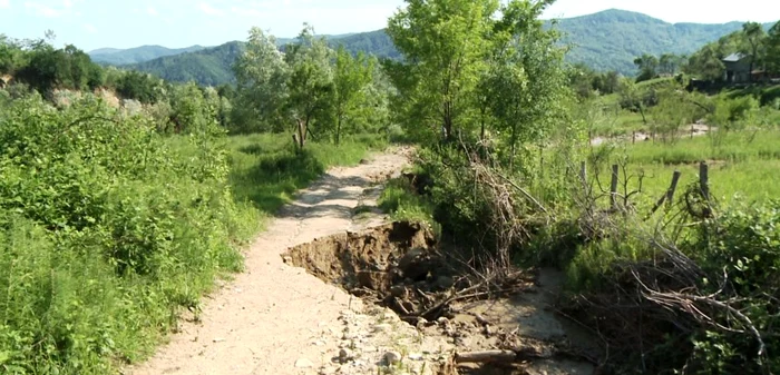 Primarul comunei, spun localincii, nu a mai trecut prin zonă de la alegerile locale din 2012 şi îi înjură în puţinele ocazii când se văd la faţă, întâmplător, prin comună