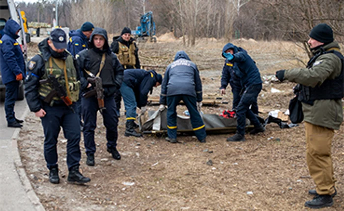 Soldații ucraineni au ridicat trupul neînsuflețit al gazetarului . Foto: Profimedia