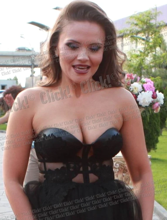 Cristina a atras privirile cu o  ţinută care s-a dorit a fi sexy (Fotografii: Roberto Sălceanu)