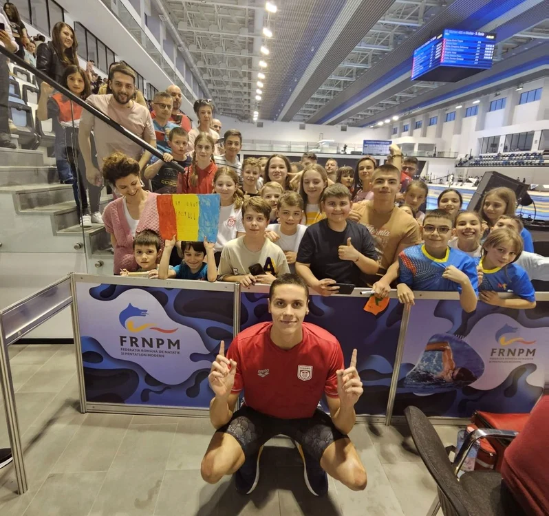 David Popovici, înconjurat de copii la Otopeni (Foto: FRNPM)