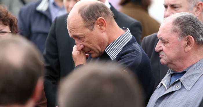 Traian Băsescu a plâns la mormântul mamei sale, la slujba de pomenire de un an