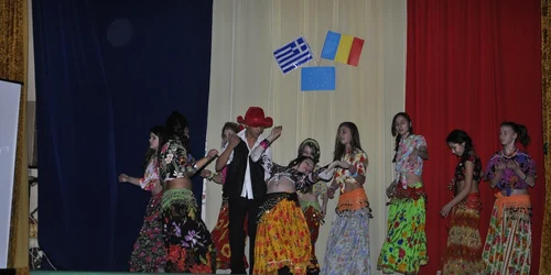 Dansatorii de la Școala ”Nikos Kazantzakis” au susținut un moment artistic