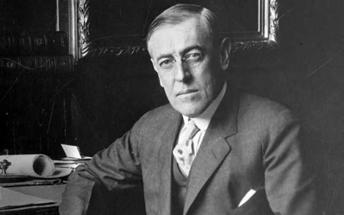 America are 
tot dreptul să penduleze, în răstimpuri, între modelul lui Wilson şi cel
 al vreunui Harding, chiar dacă lecţia istoriei e clară. Românii, însă, nu pot uita contribuţia vizionarului preşedinte american la 
realizarea Marii Uniri