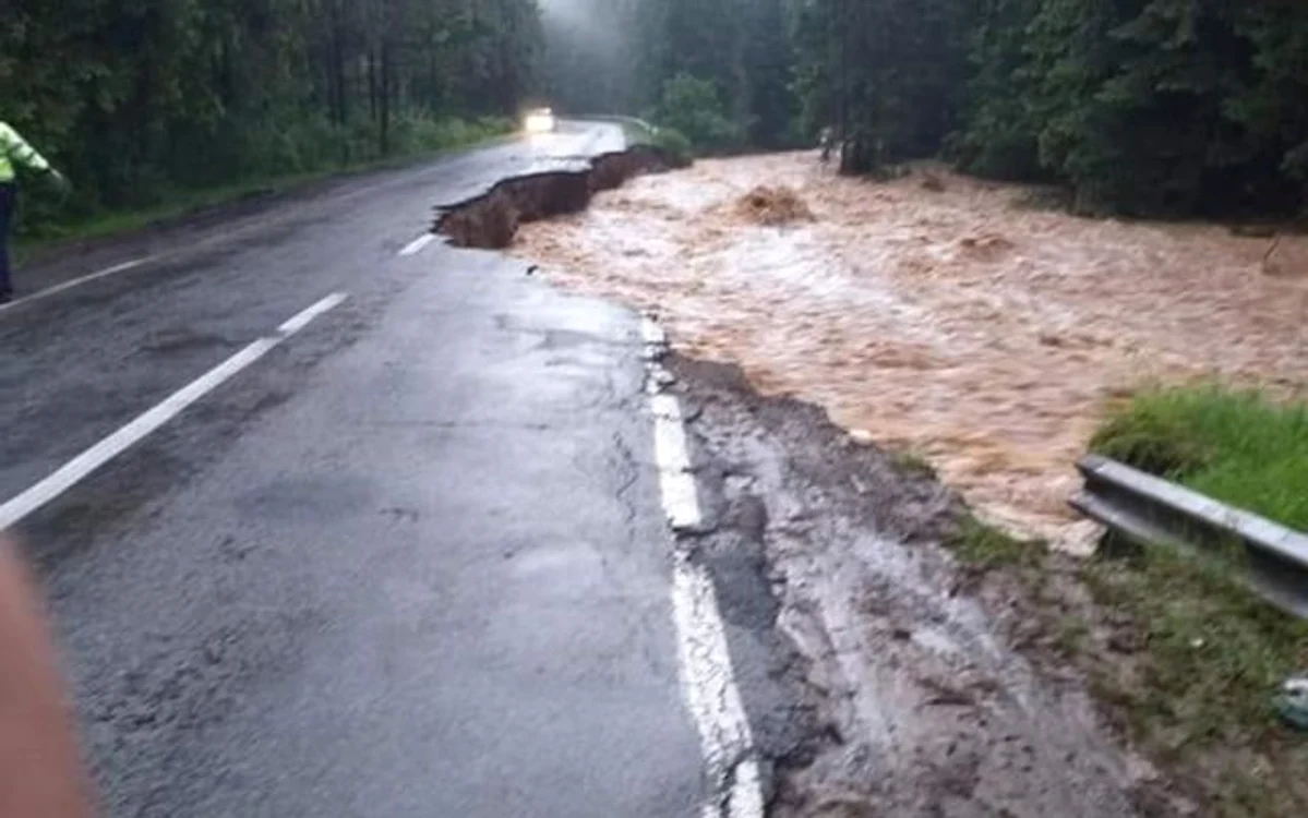 În Călăţele, drumul a fost distrus de ape. FOTO: Vasile Pandrea