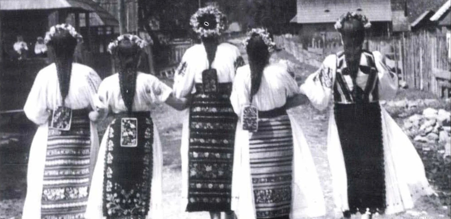 Cum să-ți faci părul ca o româncă autentică. Pieptănăturile și împletiturile tradiționale românești și balsamul neaoș pentru un păr lucios