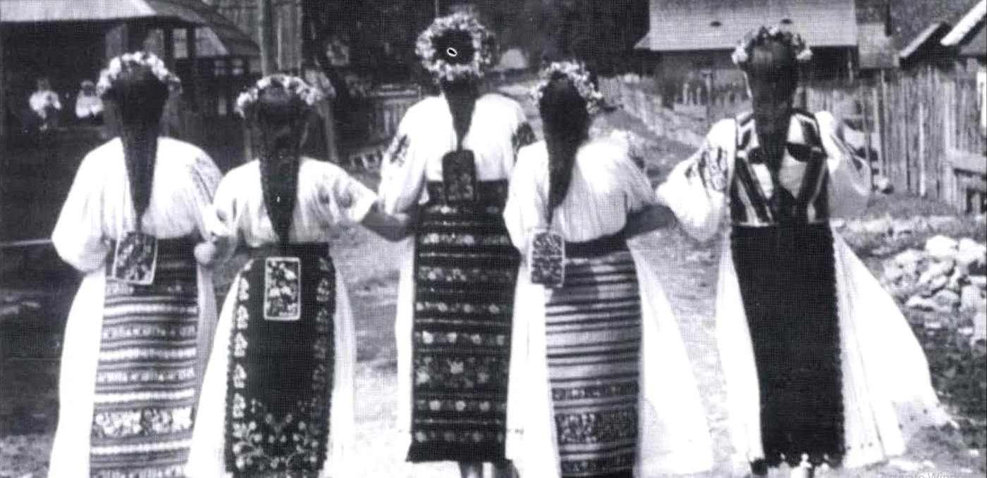 Țărănci românce FOTO Costumul popular românesc/Maria Bâtcă