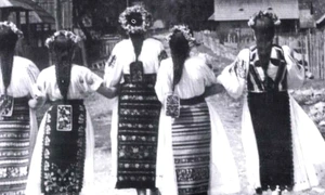 femei la tara FOTO Costumul popular românesc Maria Bâtcă jpg