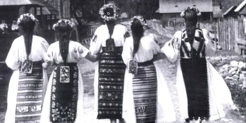 femei la tara FOTO Costumul popular românesc Maria Bâtcă jpg