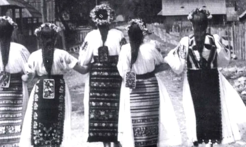 femei la tara FOTO Costumul popular românesc Maria Bâtcă jpg