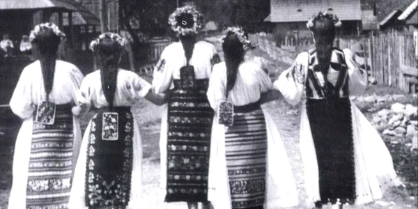 femei la tara FOTO Costumul popular românesc Maria Bâtcă jpg