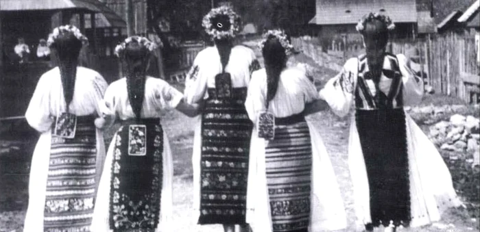 Țărănci românce FOTO Costumul popular românesc/Maria Bâtcă