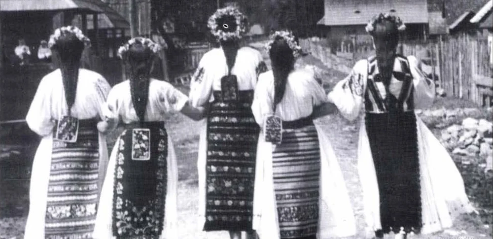 Cum să-ți faci părul ca o româncă autentică. Pieptănăturile și împletiturile tradiționale românești și balsamul neaoș pentru un păr lucios