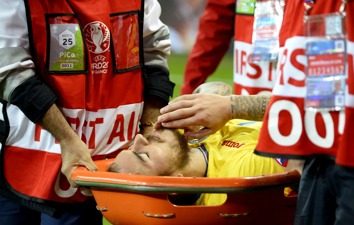 
    Denis Alibec s-a accidentat grav în partida cu campioana TurcieiFoto: EPA-EFE  