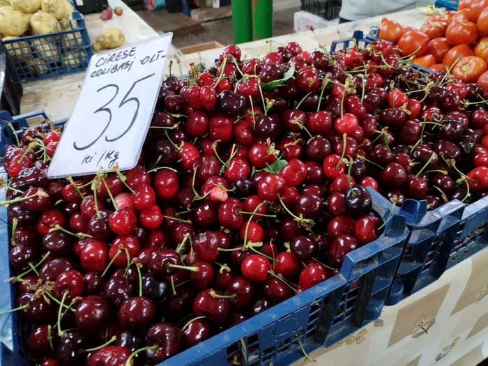 Prețuri între 15 și 35 lei/kg la tarabă, în Slatina FOTO: A.M.