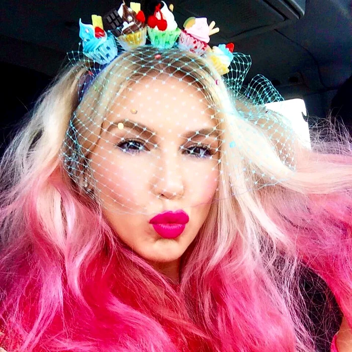 Părul Corinei Bud (35 de ani) arată ca vata de zahăr