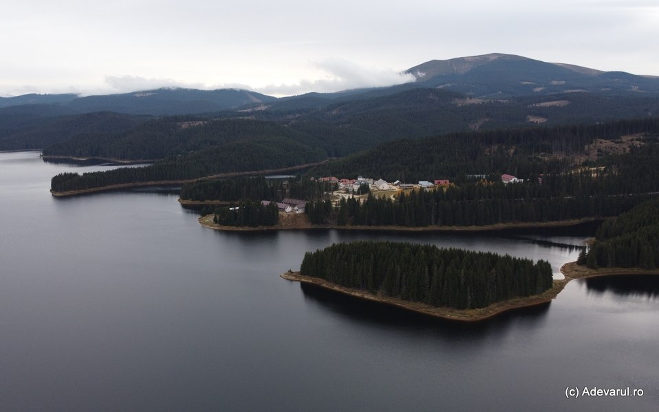 Lacul Oașa, „mărgăritarul” de pe Transalpina. Colțul de rai al lui Sadoveanu, ascuns în creierii Munților Șureanu