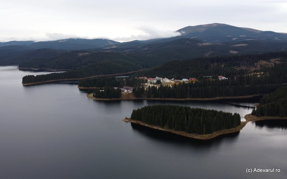 Lacul Oașa, la poalele Vârfului lui Pătru. Foto: Daniel Guță. ADEVĂRUL