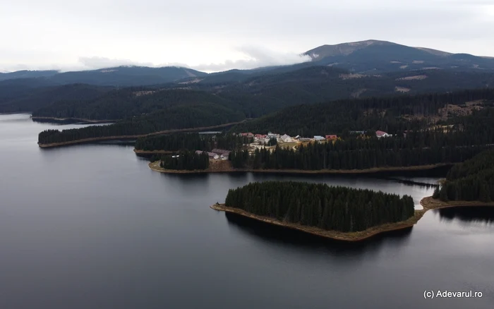 Lacul Oașa, la poalele Vârfului lui Pătru. Foto: Daniel Guță. ADEVĂRUL