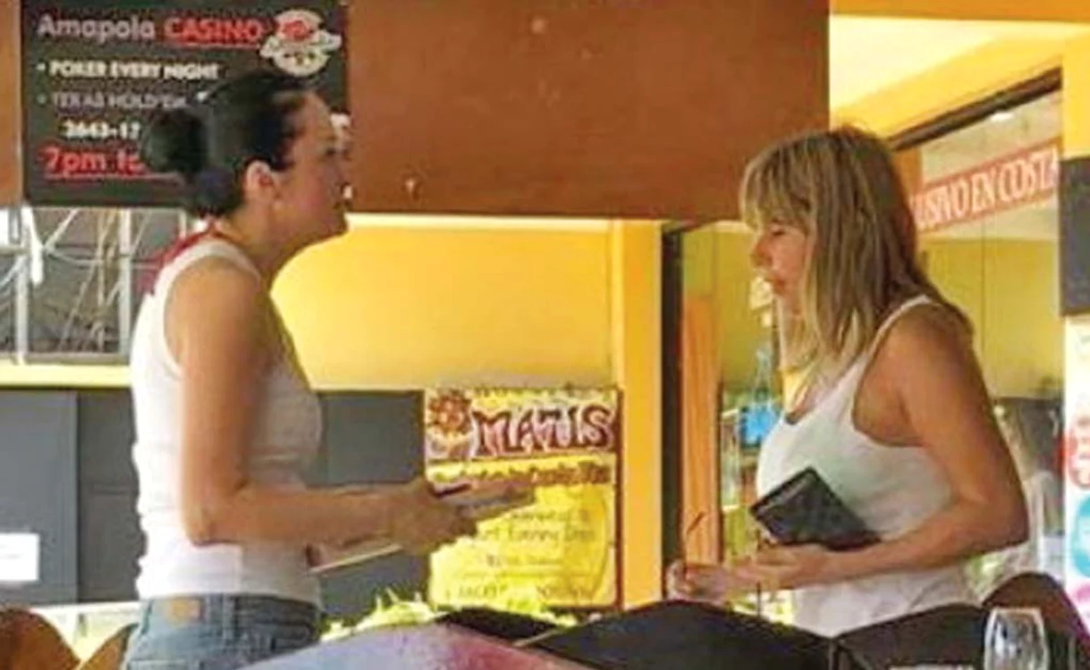 Alina Bica şi Elena Udrea, fotografiate în primăvară pe o plajă din Costa Rica