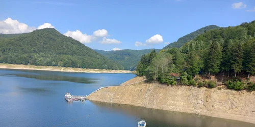 lacul vidraru pe jumatate secat 3 jpg