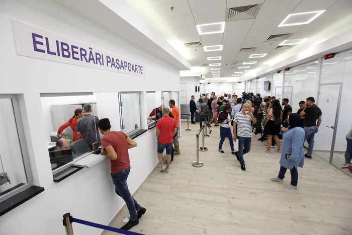 Paşapoarte Plaza România - Locaţia este una modernă, dar  bariera din sticlă nu a dispărut  