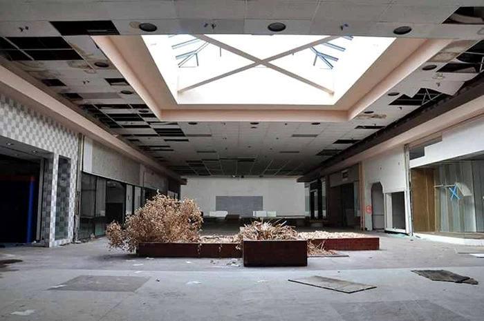 Multe mall-uri şi-au pierdut clienţii şi au fost abandonate de proprietari FOTO: Buzzfeed.com