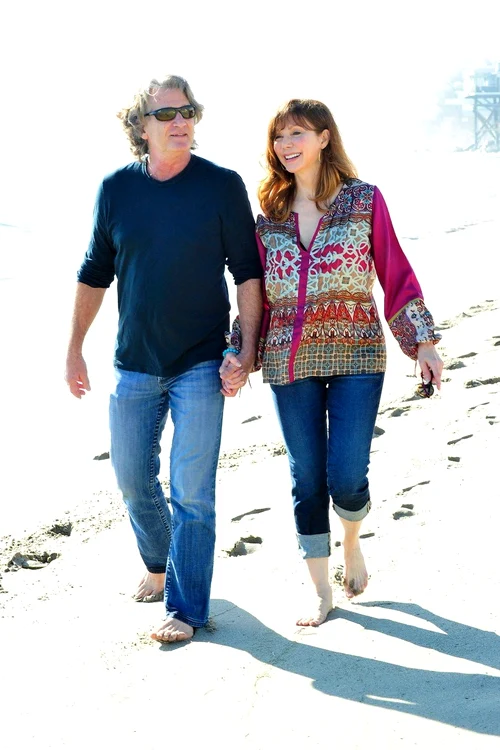 Victoria Principal, pe plaja din malibu, alături de Rick Osborm