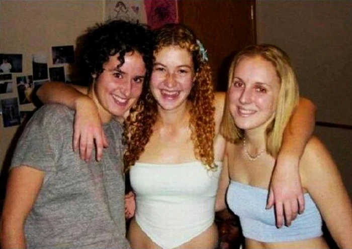 În imagine se află patru persoane