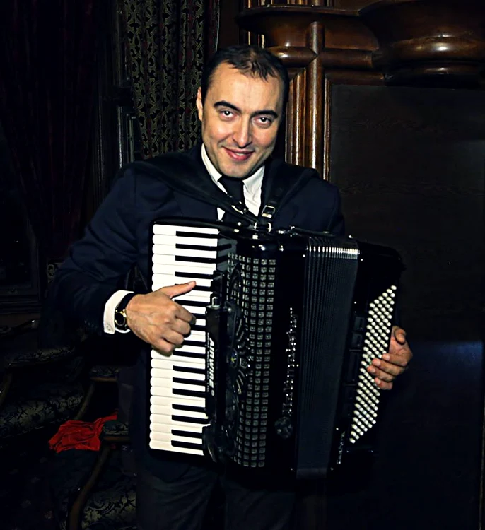 
    Marian Mexicanu  
