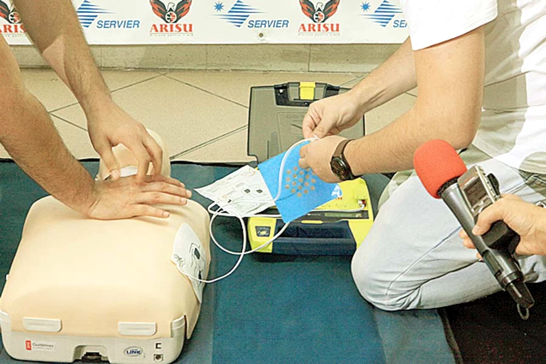 Pasul 2 Lipiţi electrozii  pe pieptul  bolnavului. Se  face respiraţie  gură la gură şi  masaj cardiac
