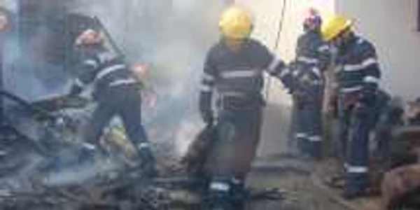 50 de pompieri au intervenit la stingerea incendiului Foto. ISU Braşov