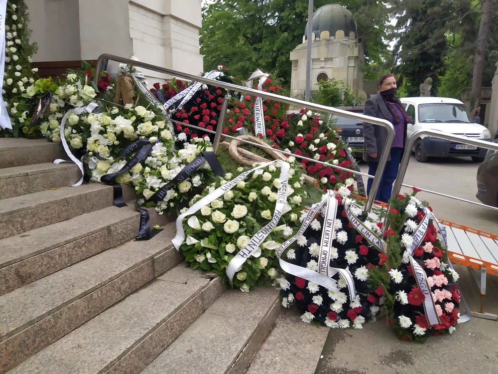 
    Ioana Dichiseanu, mesaj sublim pe coroana funerară dedicată tatălui eifoto: BLITZ / CLICK!  