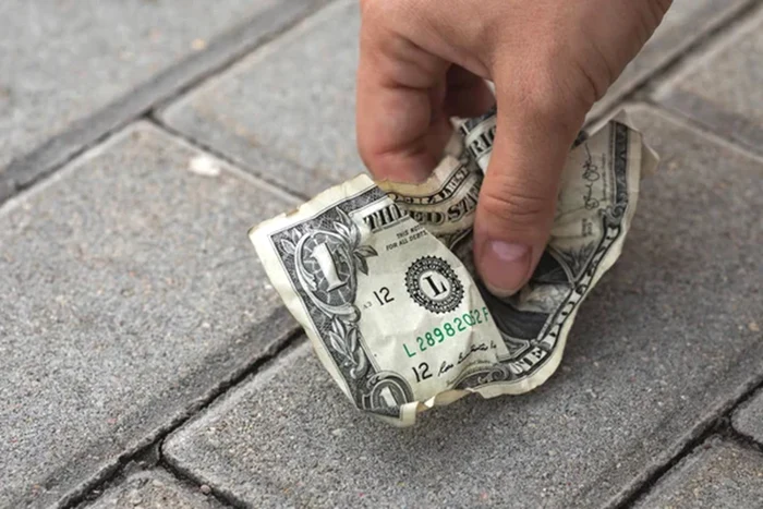 O femeie s-a contaminat de la o bacnotă găsită pe trotuar. Sursă foto: depositphotos