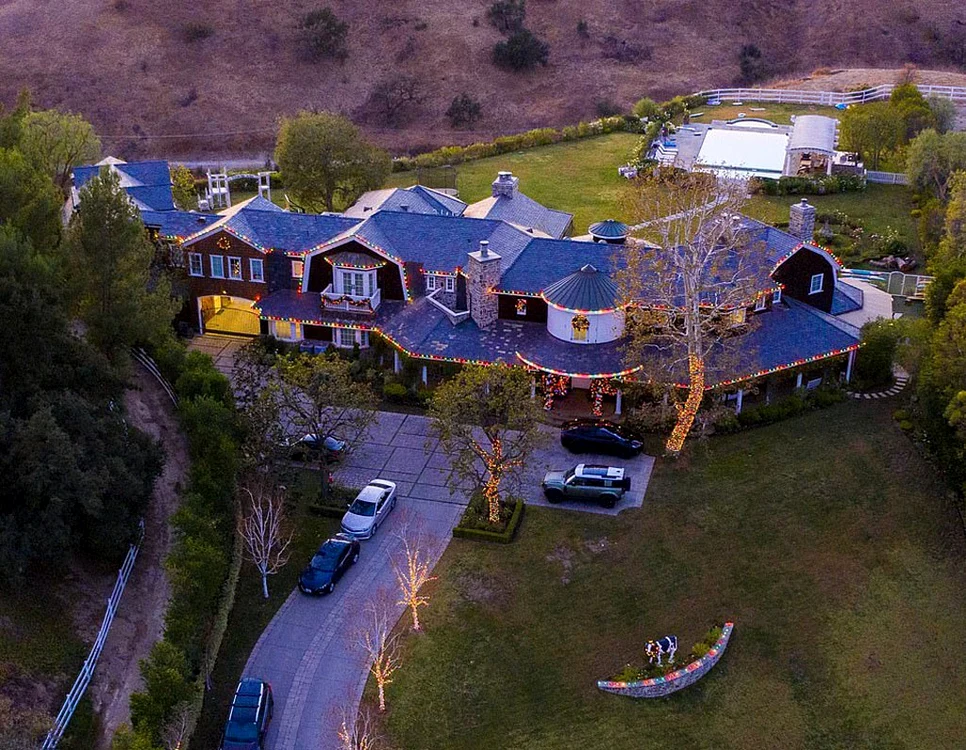 Jessica Simpson are luminiţe de jur împrejurul tavanului şi în copaci