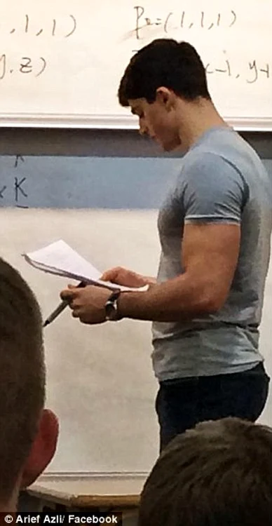 Pietro Boselli a fost profesor de matematică până în iulie 2014 şi îşi făcea meseria cu mult profesionalism. Nimeni nu bănuia că, în timpul liber, tânărul este model