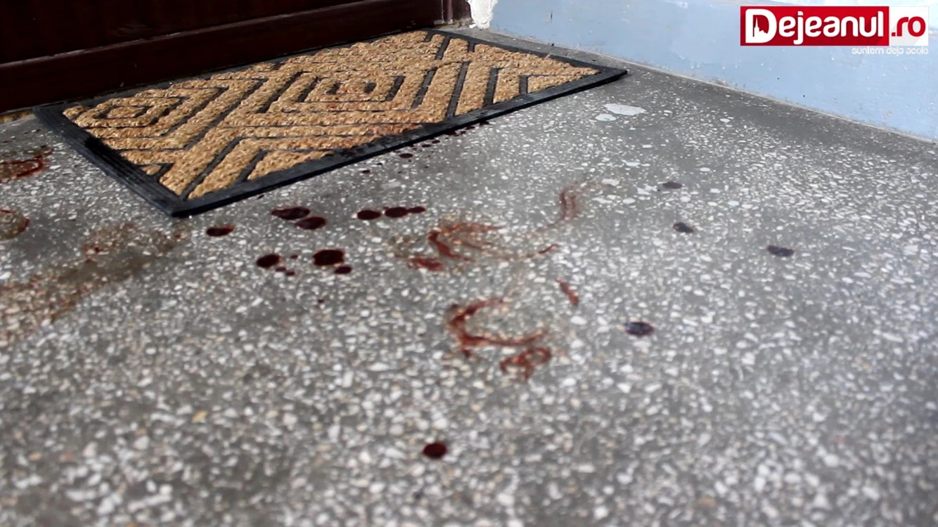 Bărbatul a fost înjunghiat de mai multe ori de partenerul său de sex, locuința victimei, dar și holul blocului fiind pline de sânge (foto: dejeanul.ro)