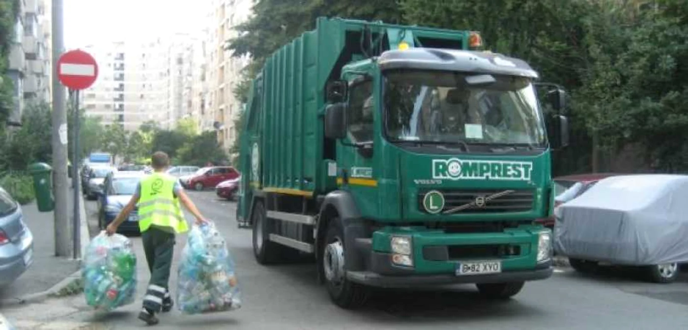 Romprest ridica gunoiul in Ramnicu Valcea din august 2015. Foto arhiva Adevarul