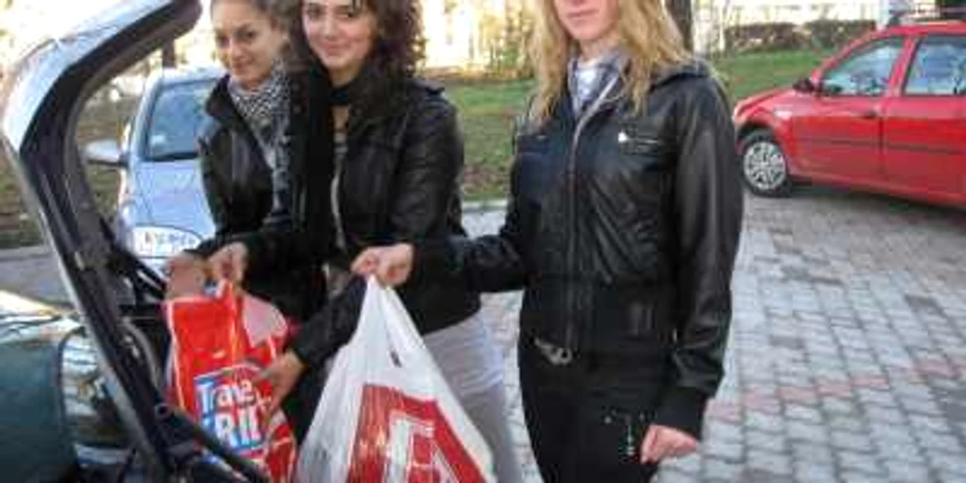 Elevii au efectuat în această dimineaţă primul transport de legume 