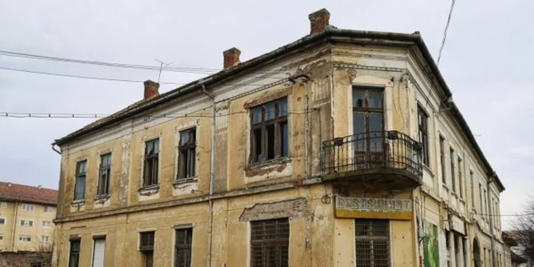 Casa degradată din Făgăraş. FOTO