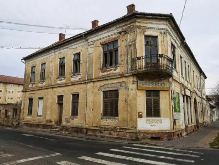 Clădire degradată din Făgăraş. Locuitorii municipiului braşovean plătesc impozit mărit de până la 5 ori în această situaţie. FOTO: Biz Braşov