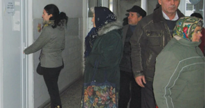 Oamenii care au venit astăzi la centrul spitalau găsit uşa închisă.
