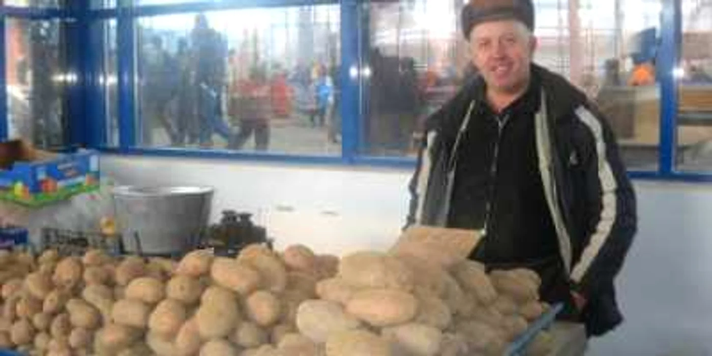 Ilie Munteanu susţine că îşi lasă marfa, peste noapte, în piaţă, ca să prevină îngheţul legumelor 