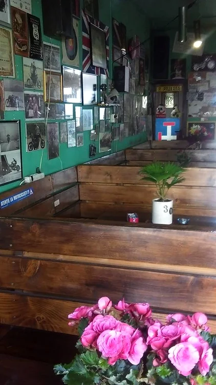 În locul scrumierelor, patronii au pus pe masă flori